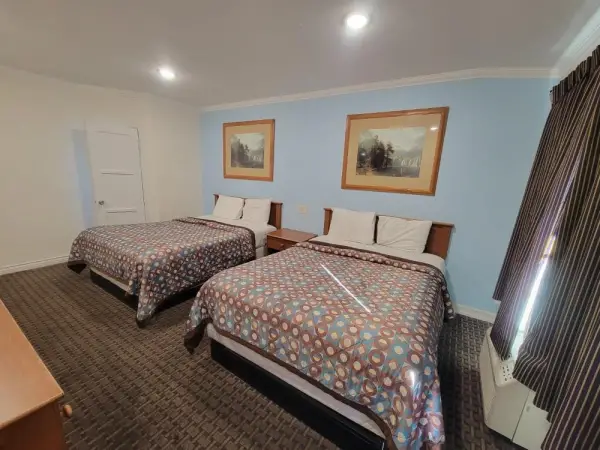 Townhouse Motel 8