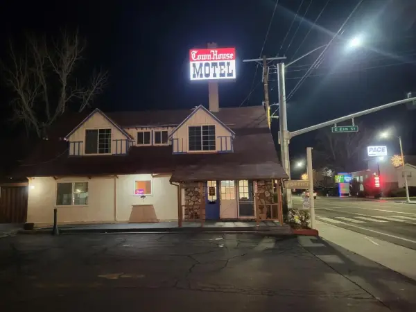 Townhouse Motel 4